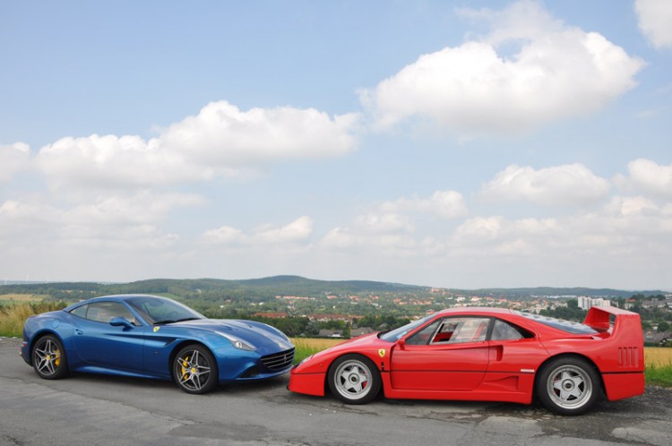 2 Ferraris stehen sich gegenüber