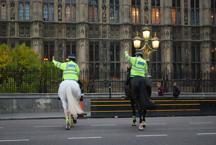 Bobbies auf Pferden halten Verkehr in London an