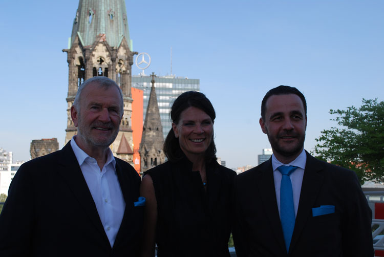 CEO Dieter Müller, Ursula Schelle-Müller, Hotelmanager Miljan Draskovic auf der Dachterrasse am Eröffnungsabend