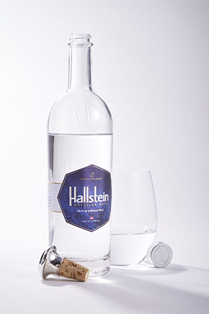 Hallstein Wasser Glasflasche mit Glas und Korken