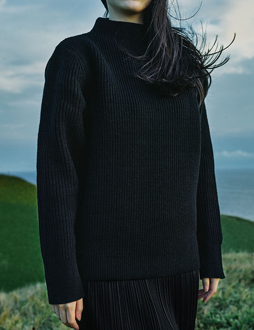 Frau in schwarzem Sweater