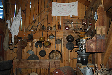 Kochgeschirr im Bauernhausmuseum in Kastelruth Dolomiten