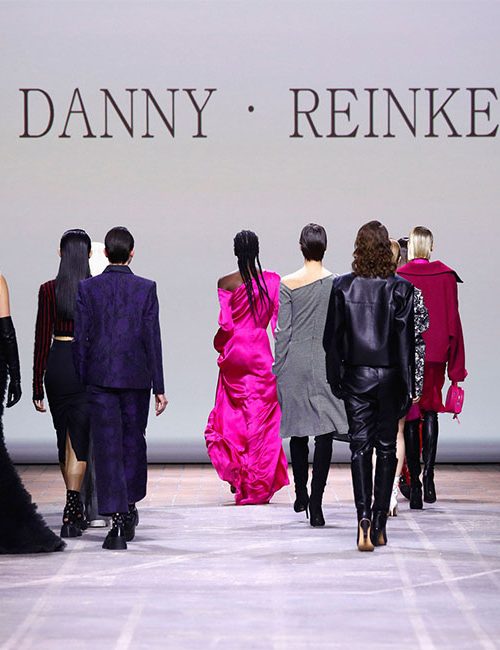 Model gehen vom Catwalk Danny Reinke Fashion Show im Kraftwerk Berlin