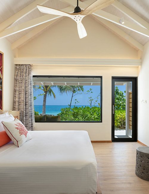 oblu-xperience-ailafushi-beach-villa-bedroom-with-viewcatmosphere-hotels-resorts malediven