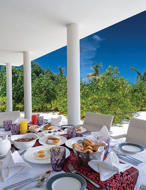 varu-by-atmosphere-villas-majlis-breakfast-on-veranda malediven