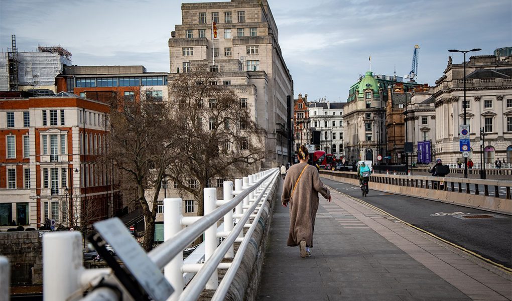 London Frau läuft über Brücke