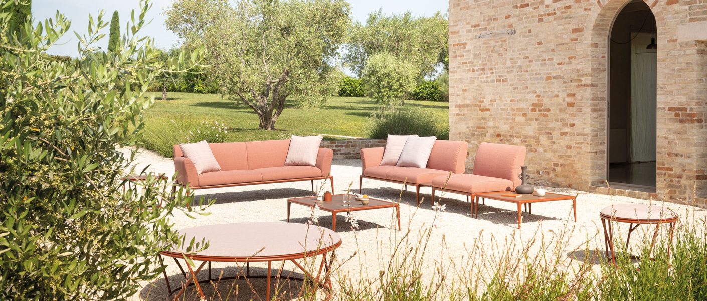 Sofa New Joint in Blush steht auf einer Veanda im Garten - Farbspektrum Peach Fuzz